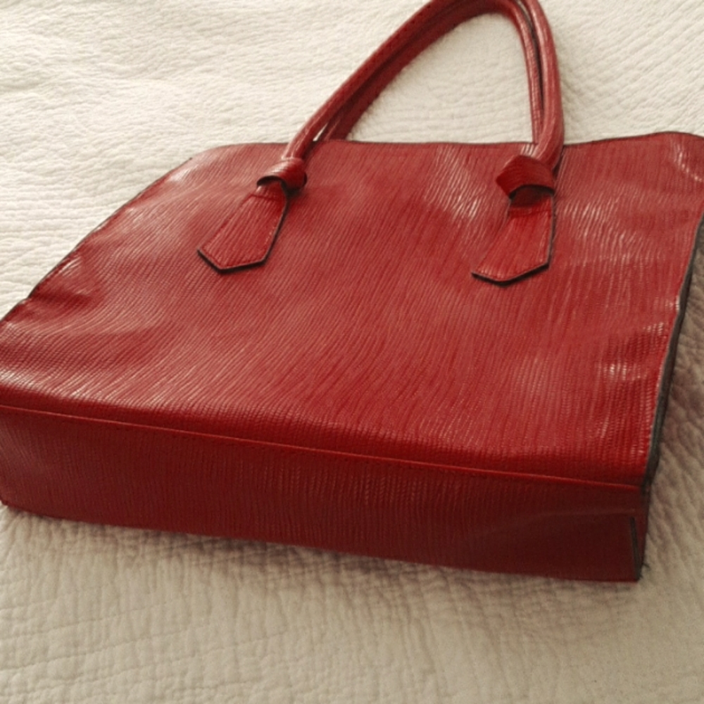 Very cute CHECK OUT THE ROOM IN THIS TOTE